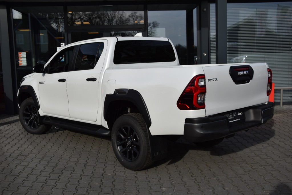 TOYOTA-HILUX-2.8 D-4D DUBBEL CABINE INVINCIBLE A/T  2 SITZ VAN BPM VRIJ