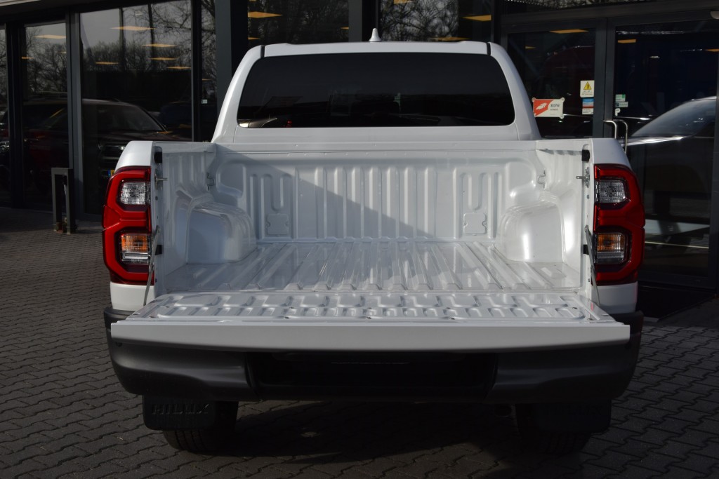 TOYOTA-HILUX-2.8 D-4D DUBBEL CABINE INVINCIBLE A/T  2 SITZ VAN BPM VRIJ