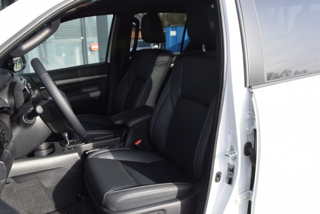 TOYOTA-HILUX-2.8 D-4D DUBBEL CABINE INVINCIBLE A/T  2 SITZ VAN BPM VRIJ