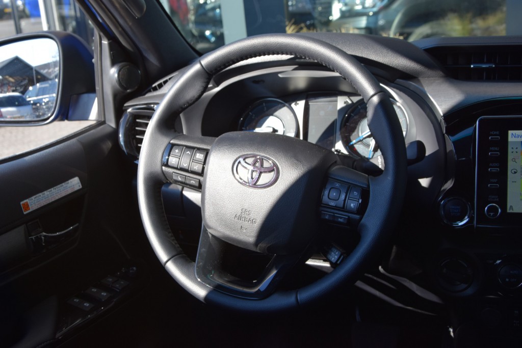 TOYOTA-HILUX-2.8 D-4D DUBBEL CABINE INVINCIBLE A/T  2 SITZ VAN BPM VRIJ