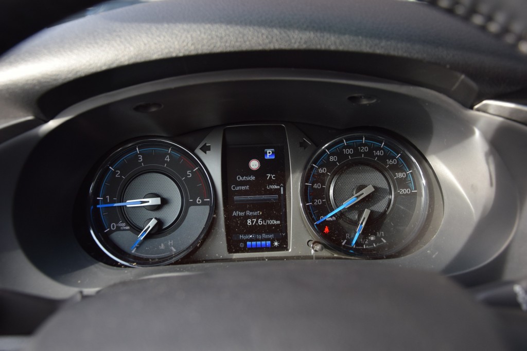TOYOTA-HILUX-2.8 D-4D DUBBEL CABINE INVINCIBLE A/T  2 SITZ VAN BPM VRIJ