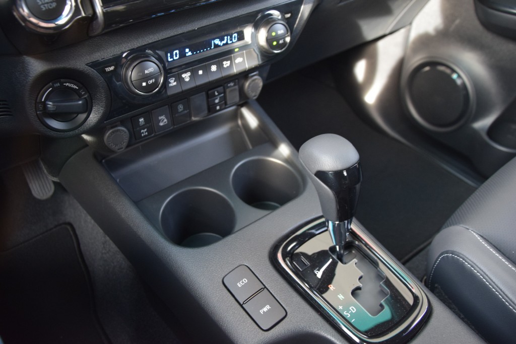 TOYOTA-HILUX-2.8 D-4D DUBBEL CABINE INVINCIBLE A/T  2 SITZ VAN BPM VRIJ