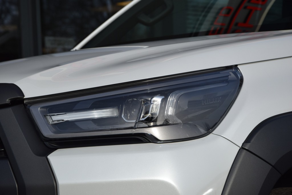 TOYOTA-HILUX-2.8 D-4D DUBBEL CABINE INVINCIBLE A/T  2 SITZ VAN BPM VRIJ