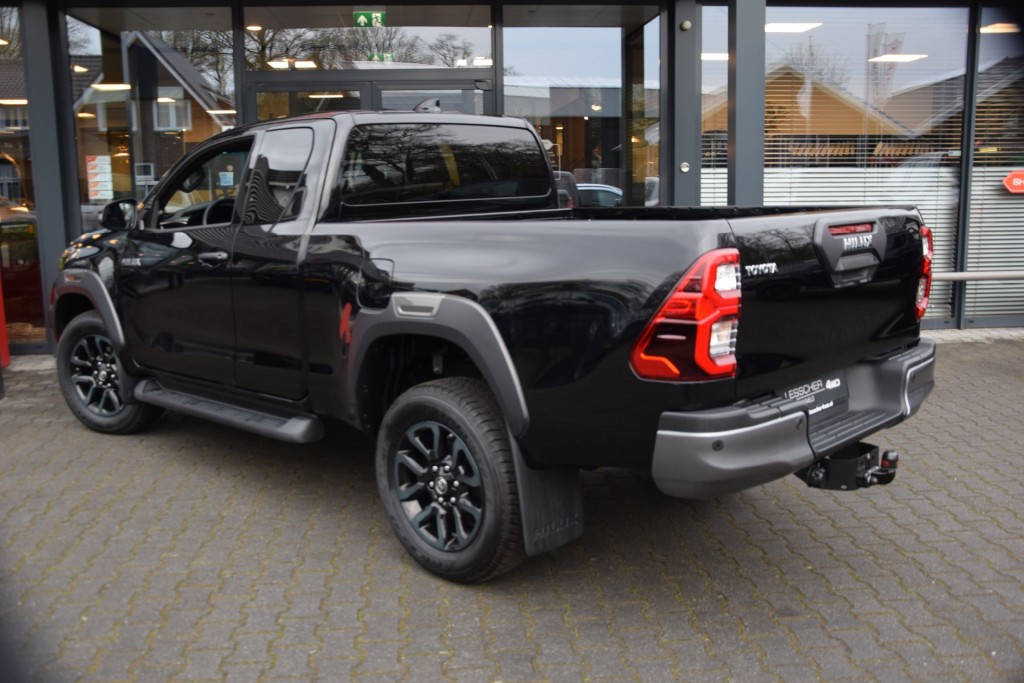 TOYOTA-HILUX-2.8 D-4D X-TRA CAB INVINCIBLE A/T  VAN