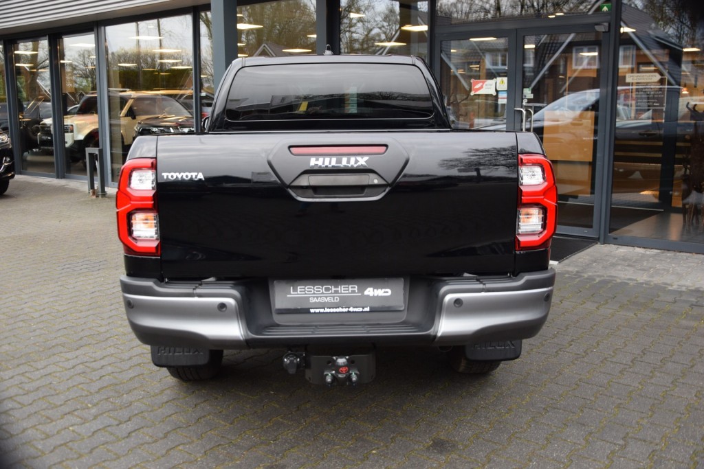 TOYOTA-HILUX-2.8 D-4D X-TRA CAB INVINCIBLE A/T  VAN