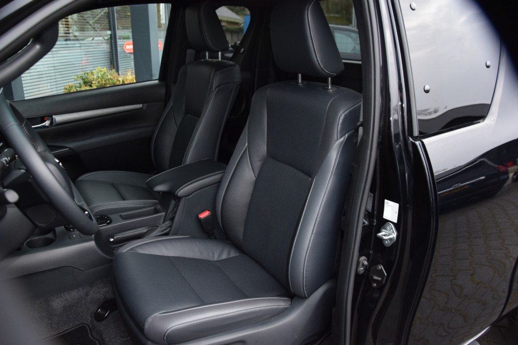 TOYOTA-HILUX-2.8 D-4D X-TRA CAB INVINCIBLE A/T  VAN