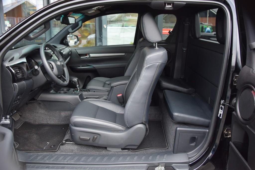 TOYOTA-HILUX-2.8 D-4D X-TRA CAB INVINCIBLE A/T  VAN