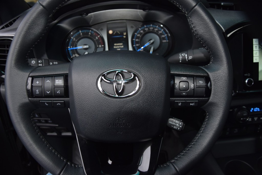 TOYOTA-HILUX-2.8 D-4D X-TRA CAB INVINCIBLE A/T  VAN