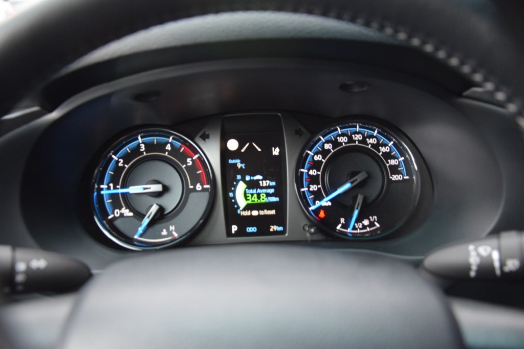 TOYOTA-HILUX-2.8 D-4D X-TRA CAB INVINCIBLE A/T  VAN