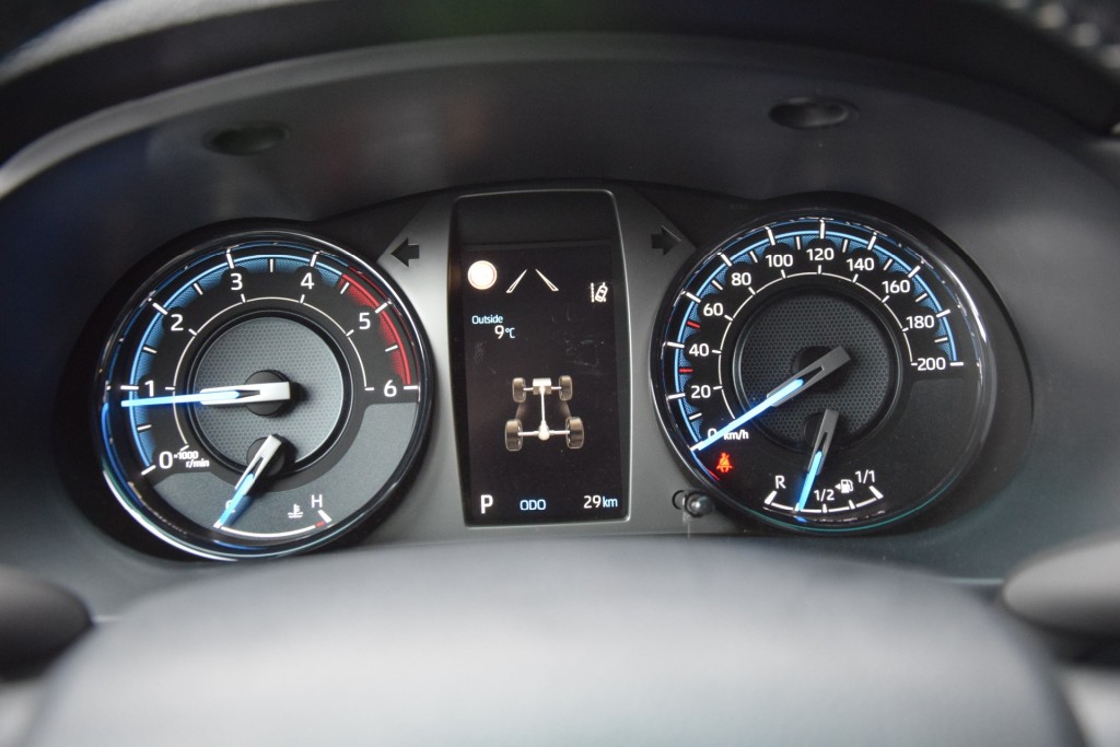 TOYOTA-HILUX-2.8 D-4D X-TRA CAB INVINCIBLE A/T  VAN