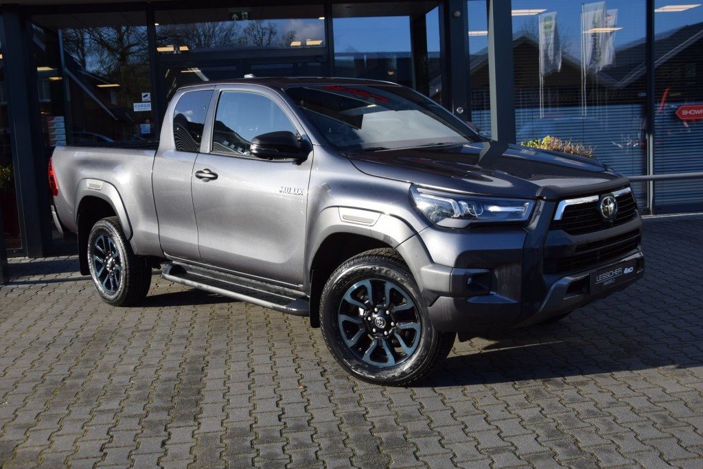 TOYOTA-HILUX-2.8 D-4D X-TRA CAB INVINCIBLE A/T VAN