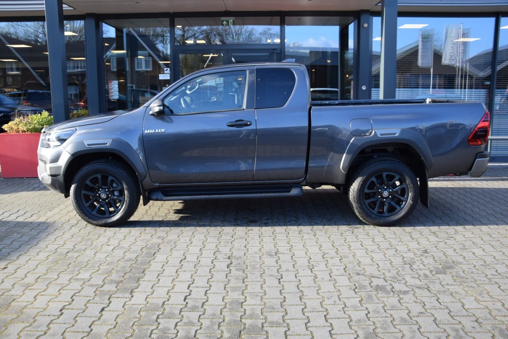 TOYOTA-HILUX-2.8 D-4D X-TRA CAB INVINCIBLE A/T VAN