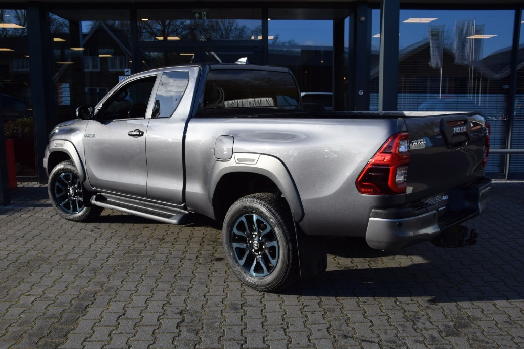 TOYOTA-HILUX-2.8 D-4D X-TRA CAB INVINCIBLE A/T VAN
