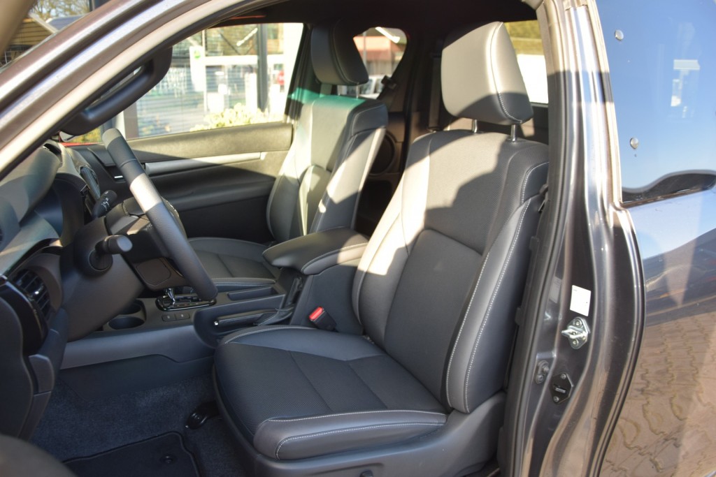 TOYOTA-HILUX-2.8 D-4D X-TRA CAB INVINCIBLE A/T VAN