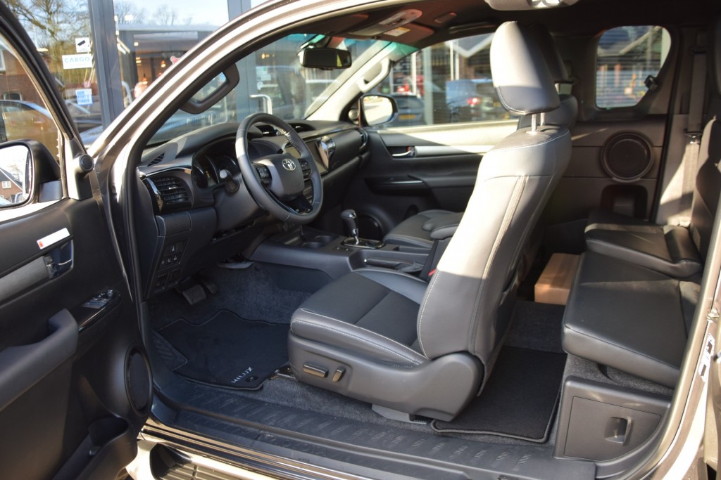 TOYOTA-HILUX-2.8 D-4D X-TRA CAB INVINCIBLE A/T VAN