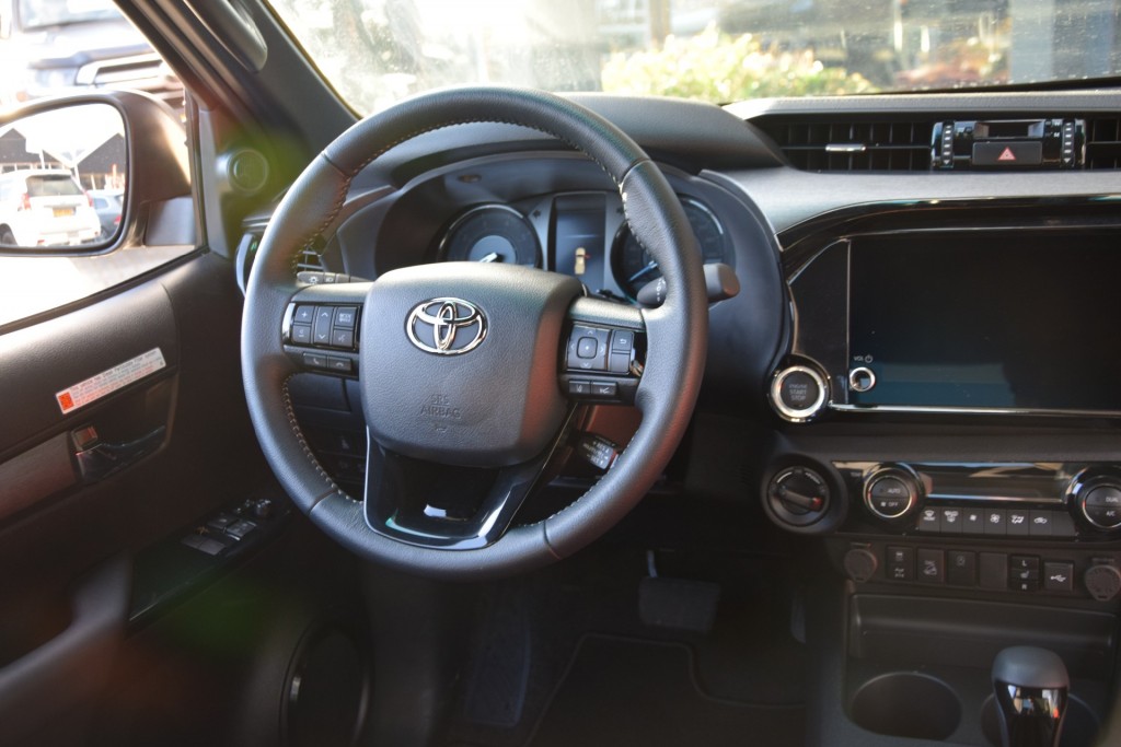 TOYOTA-HILUX-2.8 D-4D X-TRA CAB INVINCIBLE A/T VAN