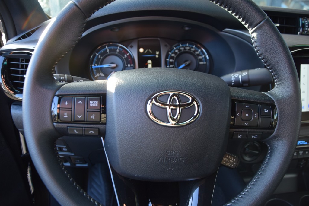 TOYOTA-HILUX-2.8 D-4D X-TRA CAB INVINCIBLE A/T VAN