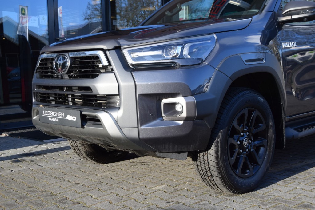 TOYOTA-HILUX-2.8 D-4D X-TRA CAB INVINCIBLE A/T VAN