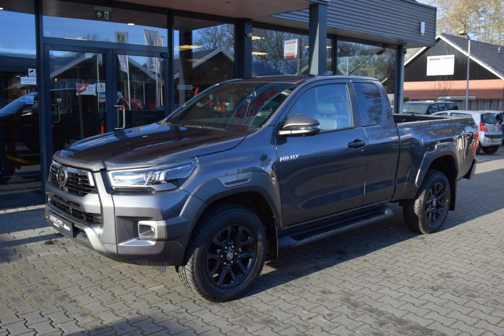 TOYOTA-HILUX-2.8 D-4D X-TRA CAB INVINCIBLE A/T VAN