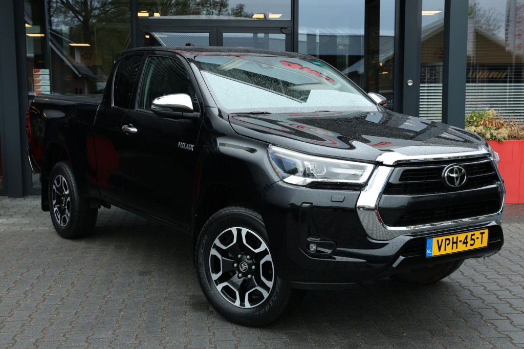 TOYOTA-HILUX-2.4 D-4D X-TRA CAB COMFORT 4WD VAN