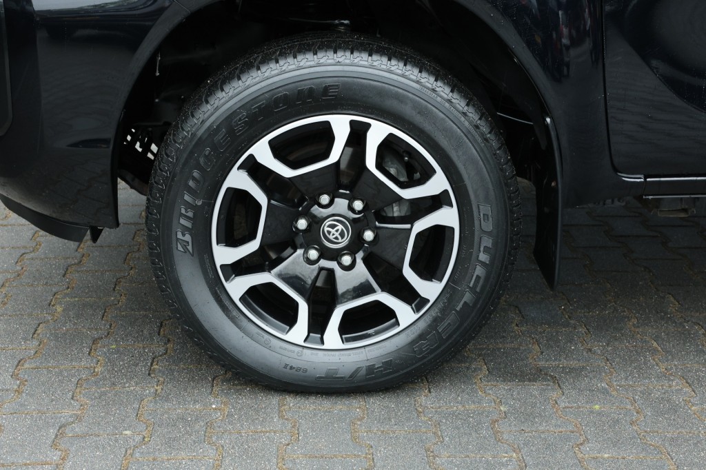 TOYOTA-HILUX-2.4 D-4D X-TRA CAB COMFORT 4WD VAN