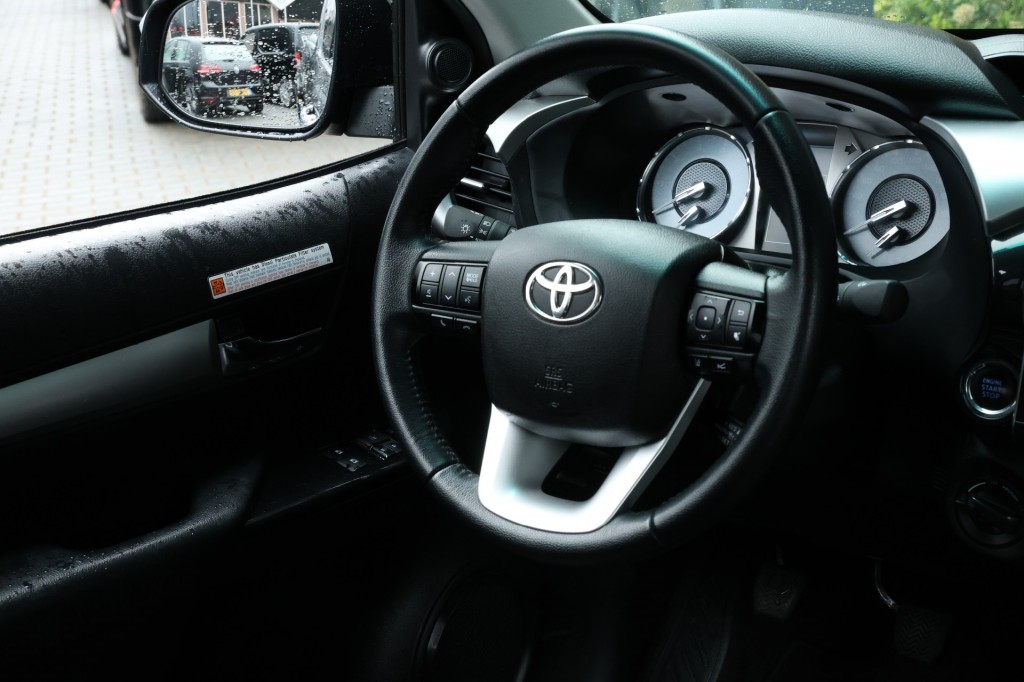 TOYOTA-HILUX-2.4 D-4D X-TRA CAB COMFORT 4WD VAN