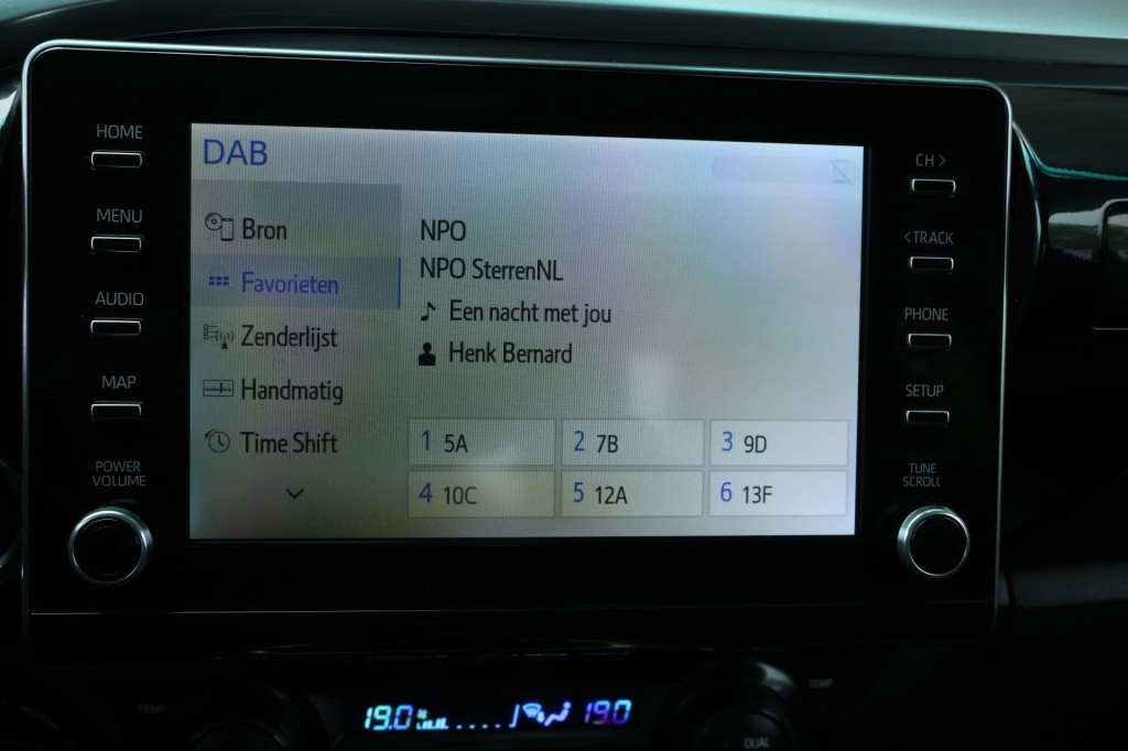 TOYOTA-HILUX-2.4 D-4D X-TRA CAB COMFORT 4WD VAN