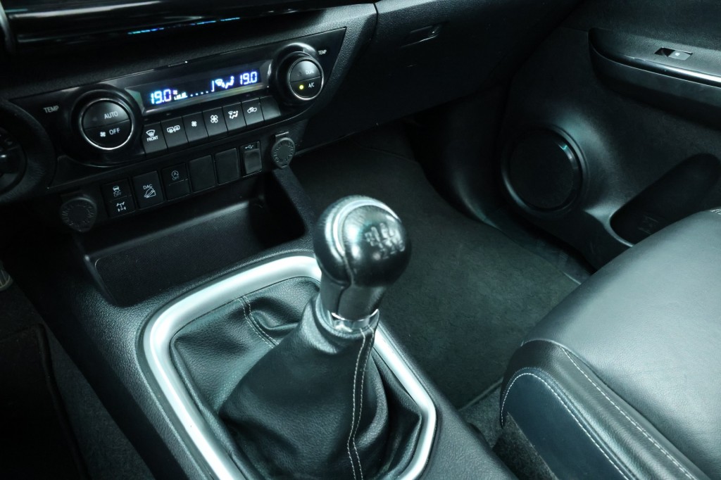 TOYOTA-HILUX-2.4 D-4D X-TRA CAB COMFORT 4WD VAN