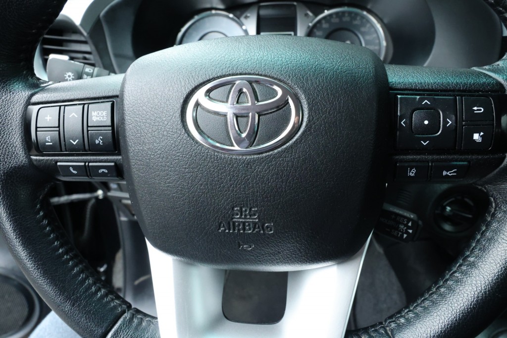 TOYOTA-HILUX-2.4 D-4D X-TRA CAB COMFORT 4WD VAN
