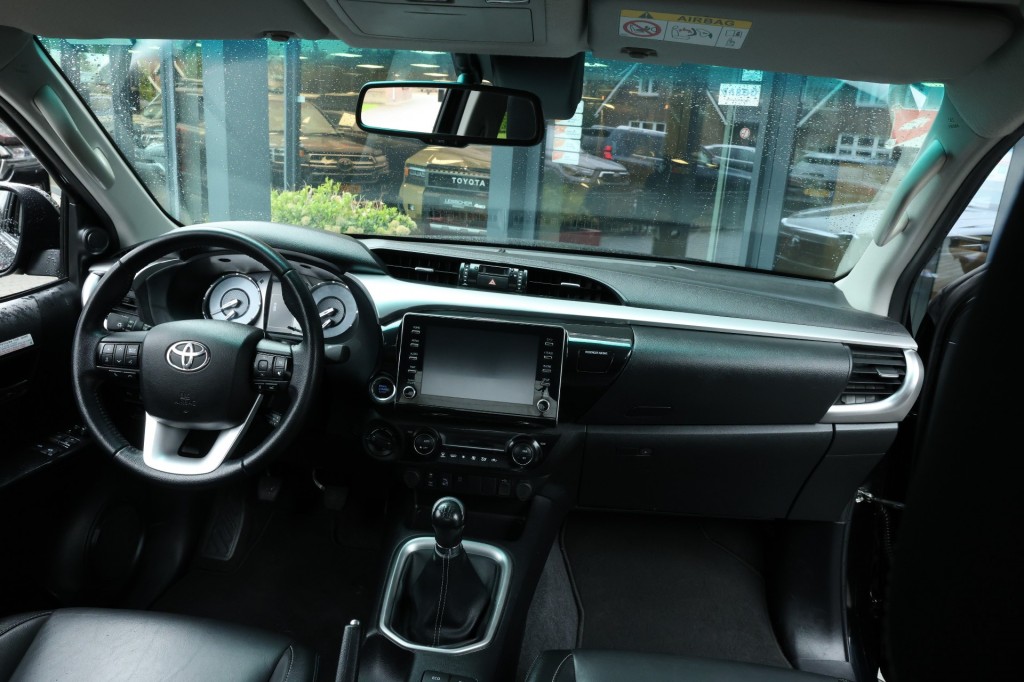 TOYOTA-HILUX-2.4 D-4D X-TRA CAB COMFORT 4WD VAN
