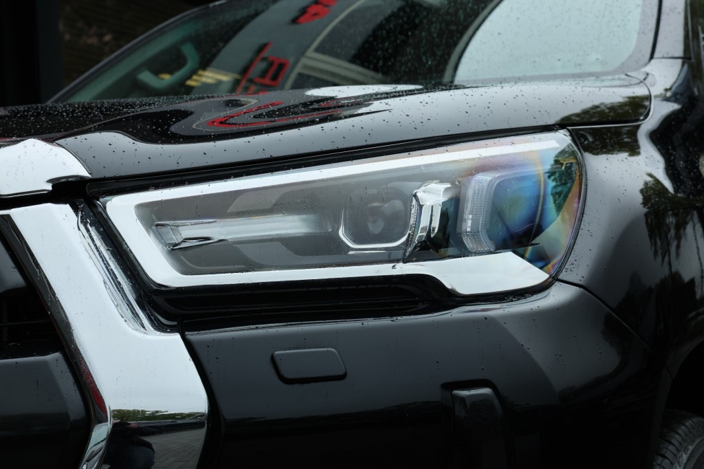 TOYOTA-HILUX-2.4 D-4D X-TRA CAB COMFORT 4WD VAN