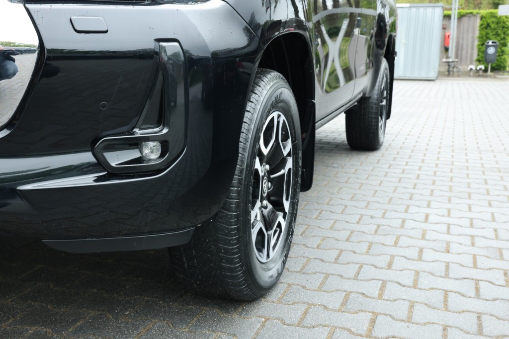 TOYOTA-HILUX-2.4 D-4D X-TRA CAB COMFORT 4WD VAN