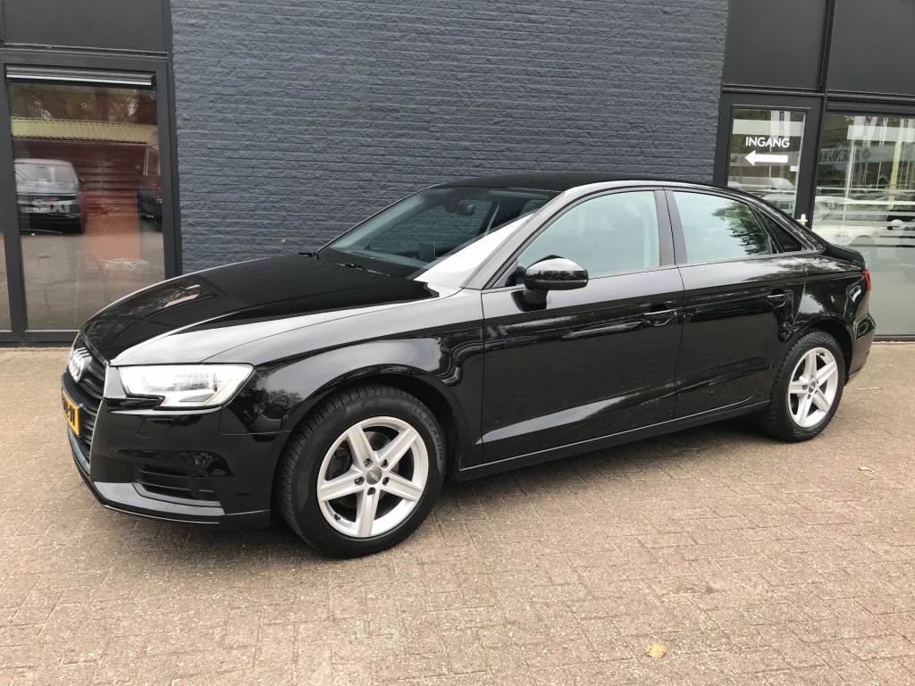 AUDI-A3-30 TFSi pro line **Navigatie/parkeersensoren**