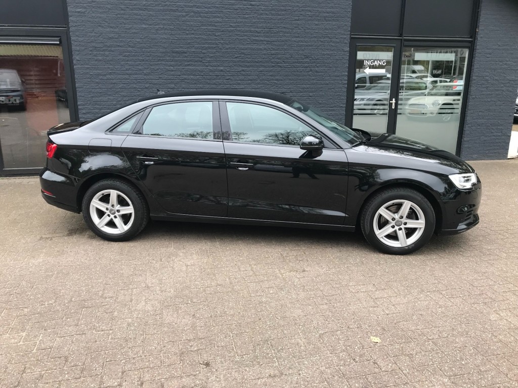 AUDI-A3-30 TFSi pro line **Navigatie/parkeersensoren**