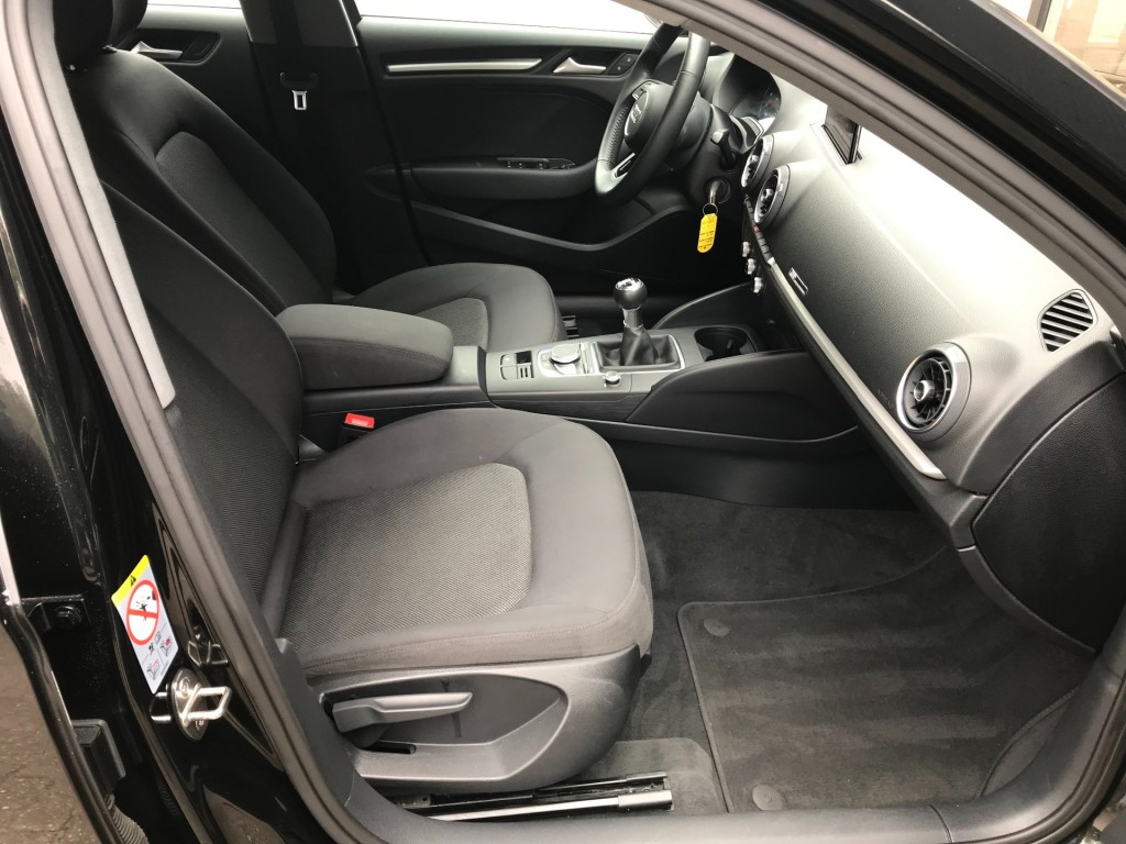 AUDI-A3-30 TFSi pro line **Navigatie/parkeersensoren**
