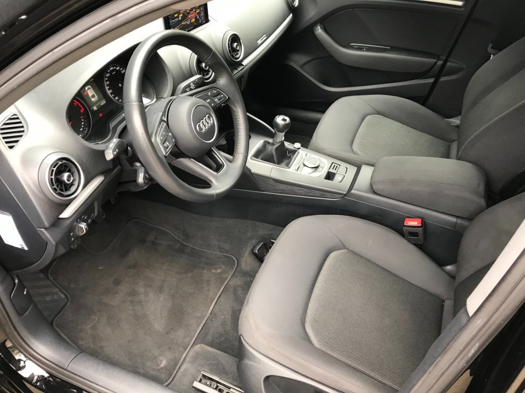 AUDI-A3-30 TFSi pro line **Navigatie/parkeersensoren**
