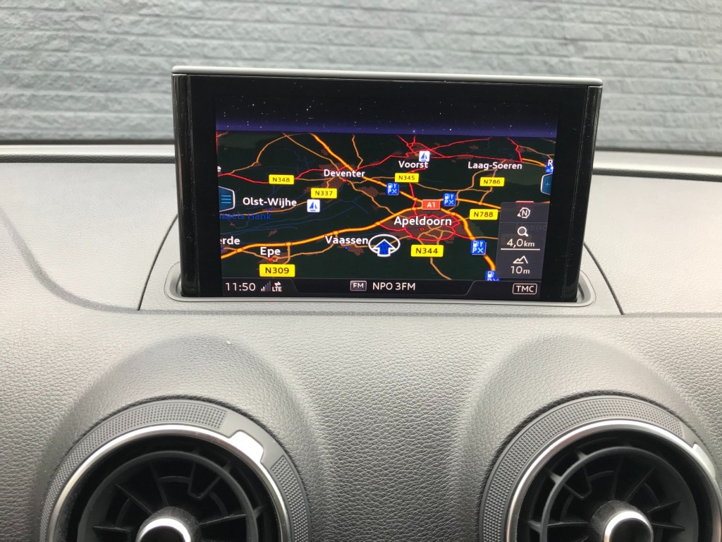AUDI-A3-30 TFSi pro line **Navigatie/parkeersensoren**