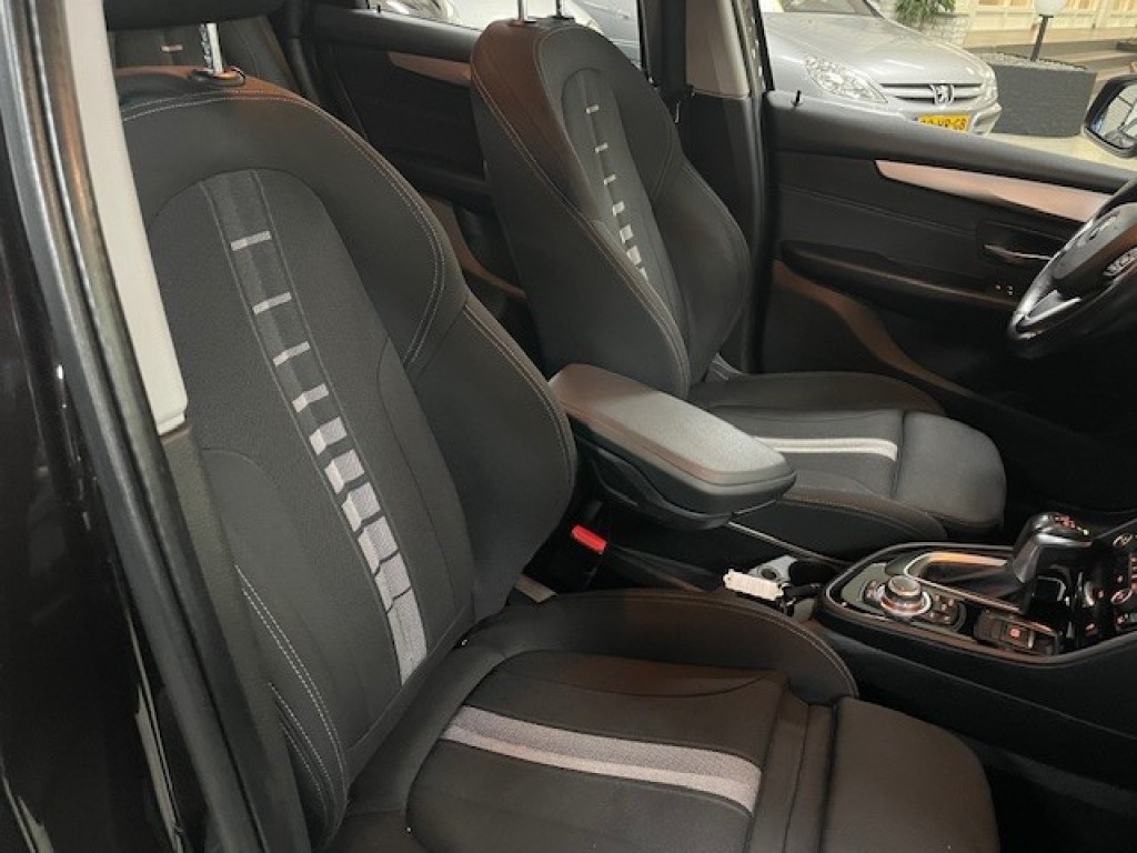 BMW-2-SERIE ACTIVE TOURER-216 D Automaat Afn. Trekhaak Navigatie Cruise Airco PDC