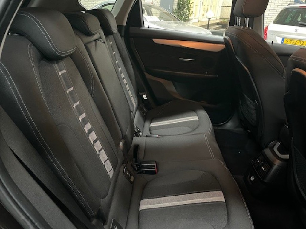 BMW-2-SERIE ACTIVE TOURER-216 D Automaat Afn. Trekhaak Navigatie Cruise Airco PDC