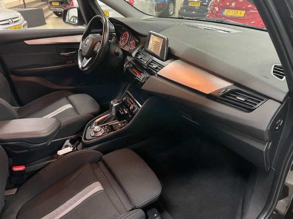 BMW-2-SERIE ACTIVE TOURER-216 D Automaat Afn. Trekhaak Navigatie Cruise Airco PDC
