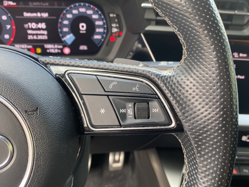 AUDI-A3-30 TFSI S-LINE MATRIX-LED/PDC/STOELVERW/PDC/NAVI