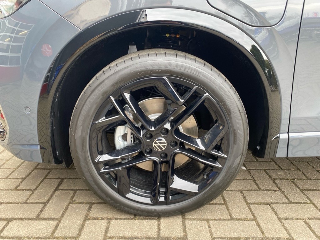 VOLKSWAGEN-TIGUAN-1.5 TSI EHYBRID R-LINE BLACK-OPTIK PANO-DAK/TREKHAAK/LEDER/360-C
