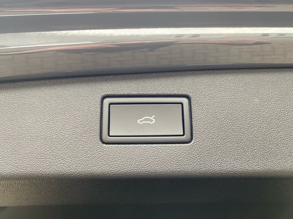 VOLKSWAGEN-TIGUAN-1.5 TSI EHYBRID R-LINE BLACK-OPTIK PANO-DAK/TREKHAAK/LEDER/360-C