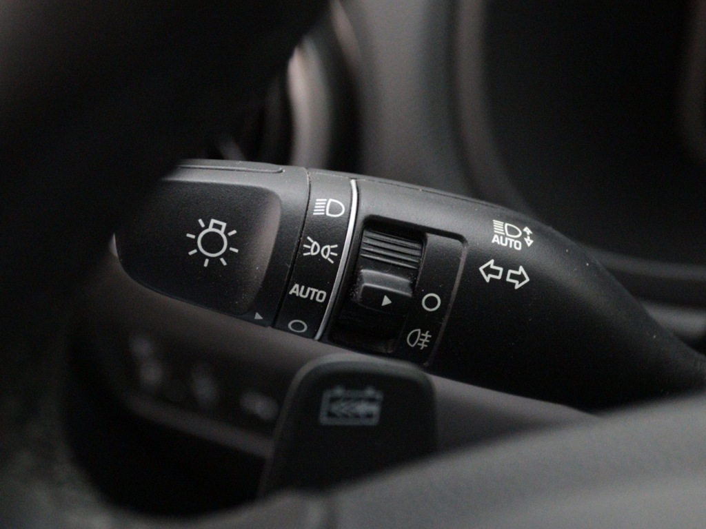 HYUNDAI-KONA-EV Premium 64 kWh   Private Lease 540,- p.m.   3 Fase   Leder