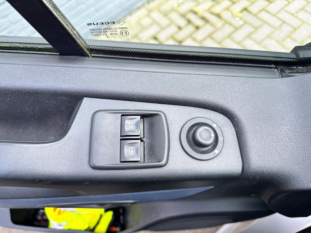 OPEL-VIVARO-CDTi 3-Zits L2H1 Lengte 2 !! Navi Airco Trekhaak PDC DAB Elektr.Ramen+Spiegels+Verwarmd+Centr.Vergr. Schuifdeur-R Betonplex Lat-