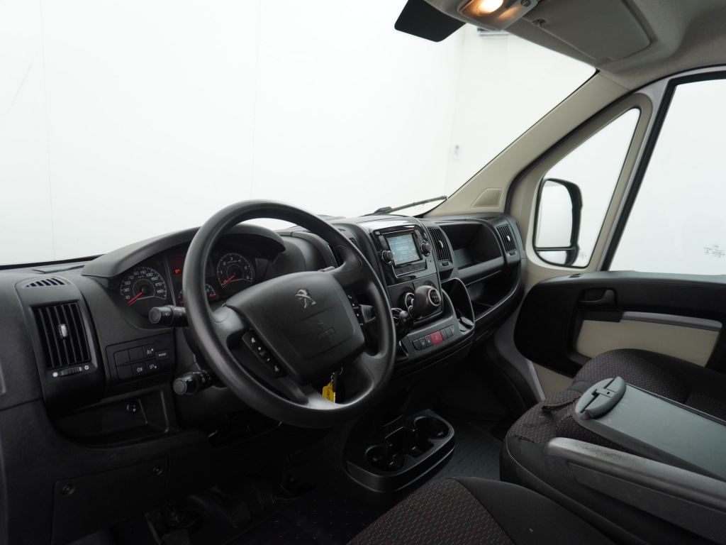 PEUGEOT-BOXER-333 2.0HDI 3-Pers. Camera Airco Trekhaak Cruise-Control Schuifdeur-R. Betonplex Lat-Om-Lat Premium CruiseControl ESP Elektr.Spie