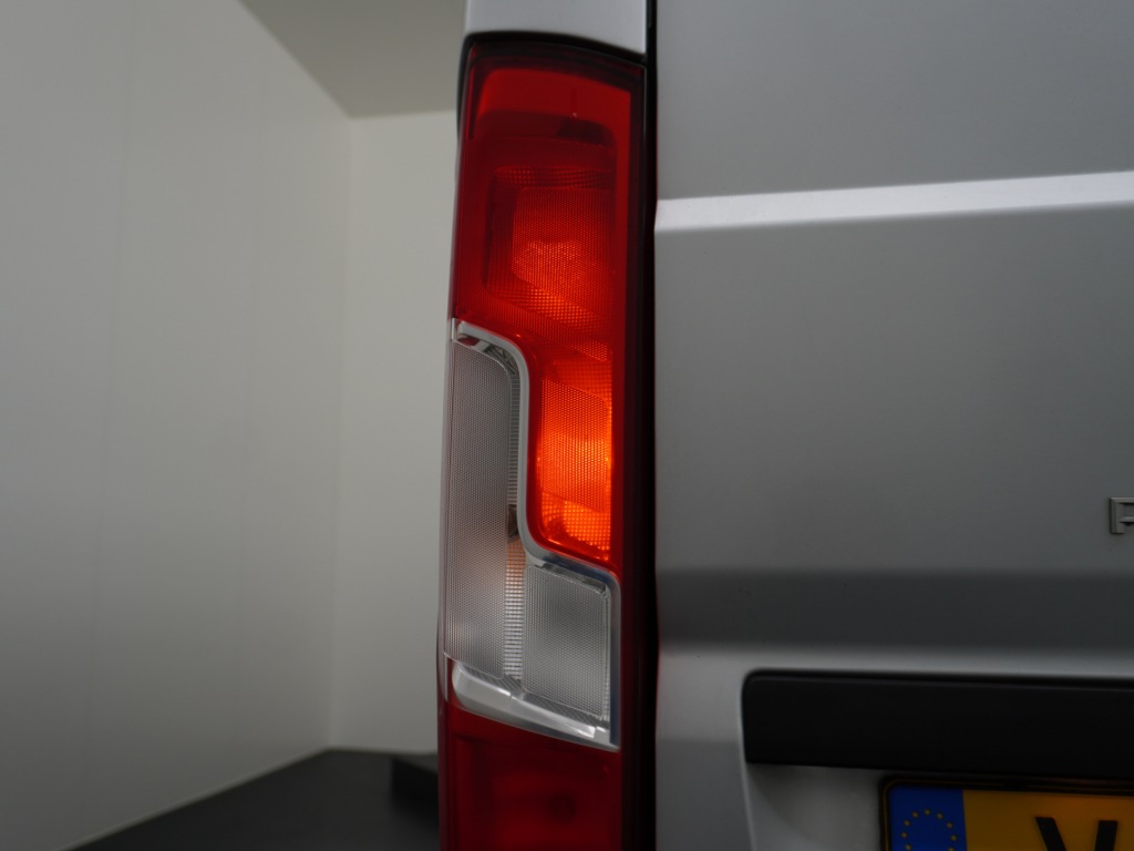 PEUGEOT-BOXER-333 2.0HDI 3-Pers. Camera Airco Trekhaak Cruise-Control Schuifdeur-R. Betonplex Lat-Om-Lat Premium CruiseControl ESP Elektr.Spie