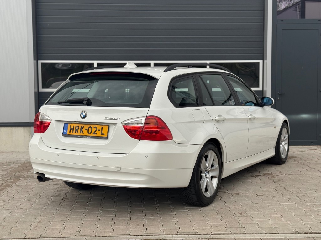 BMW-3-SERIE-320i TOURING / AIRCO NAVIGATIE PANORAMA XENON PDC-RONDOM