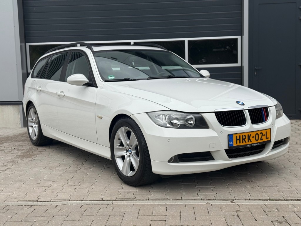 BMW-3-SERIE-320i TOURING / AIRCO NAVIGATIE PANORAMA XENON PDC-RONDOM
