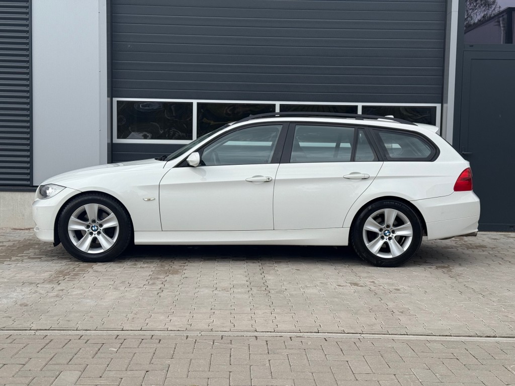 BMW-3-SERIE-320i TOURING / AIRCO NAVIGATIE PANORAMA XENON PDC-RONDOM